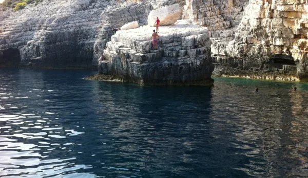 Alternatura Komiza, Travel Agency - Green cave